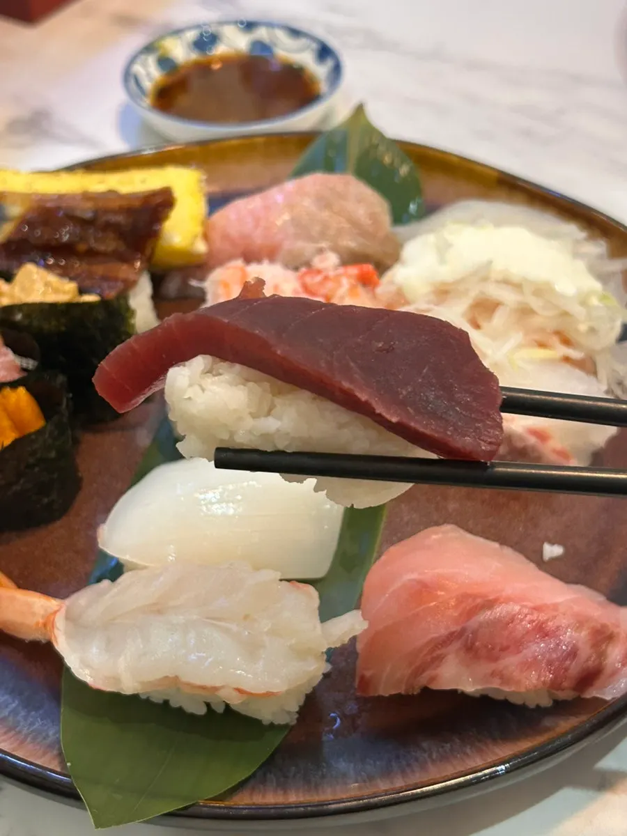 Tuna gunkan sushi