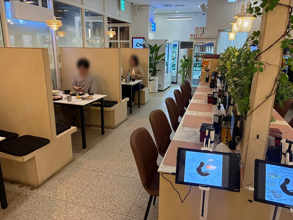 Solo dining seats separated from neighboring tables