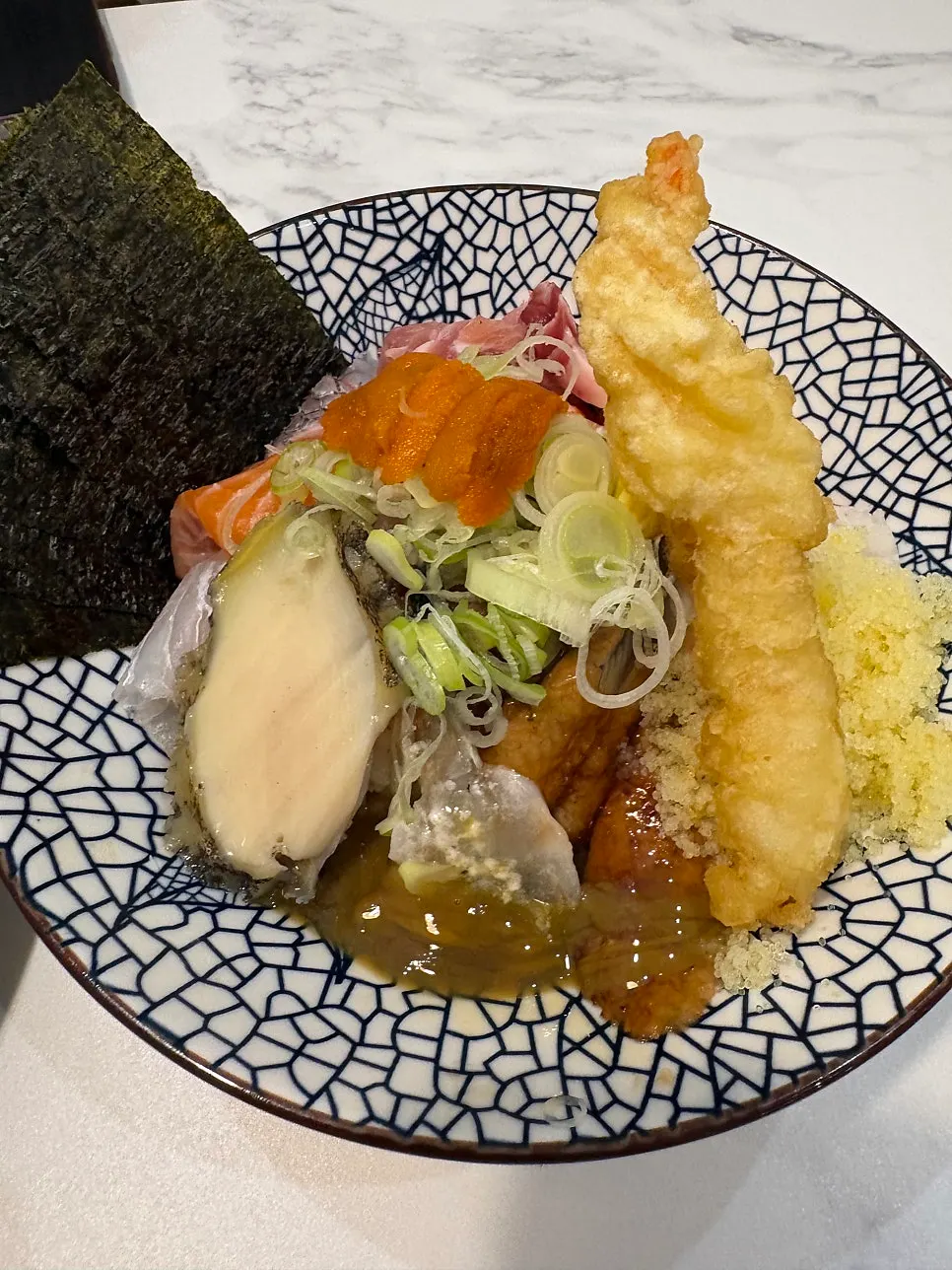 Seafood assortment in the special kaisendon