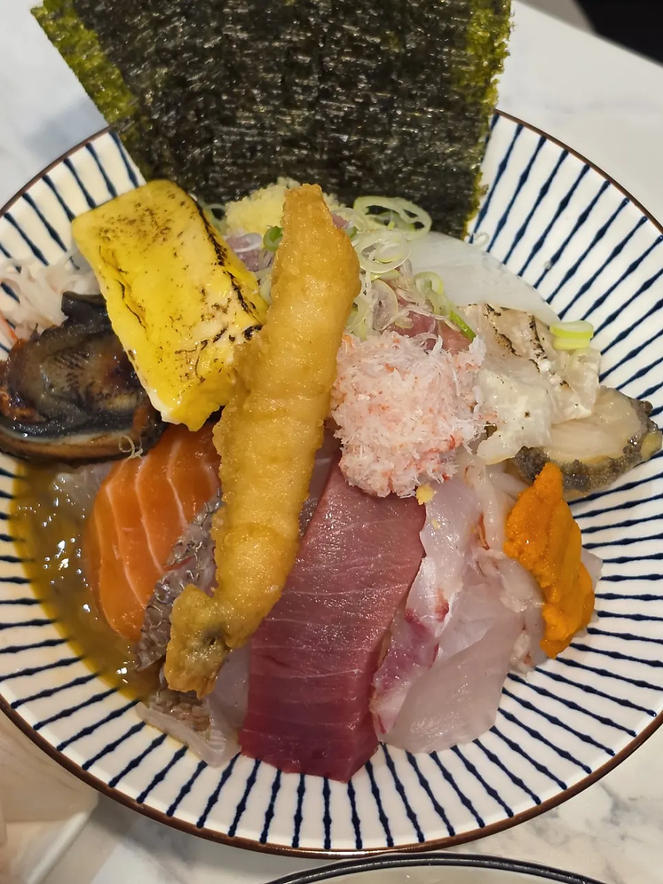 Top-grade kaisendon topped with sashimi, uni and crab meat