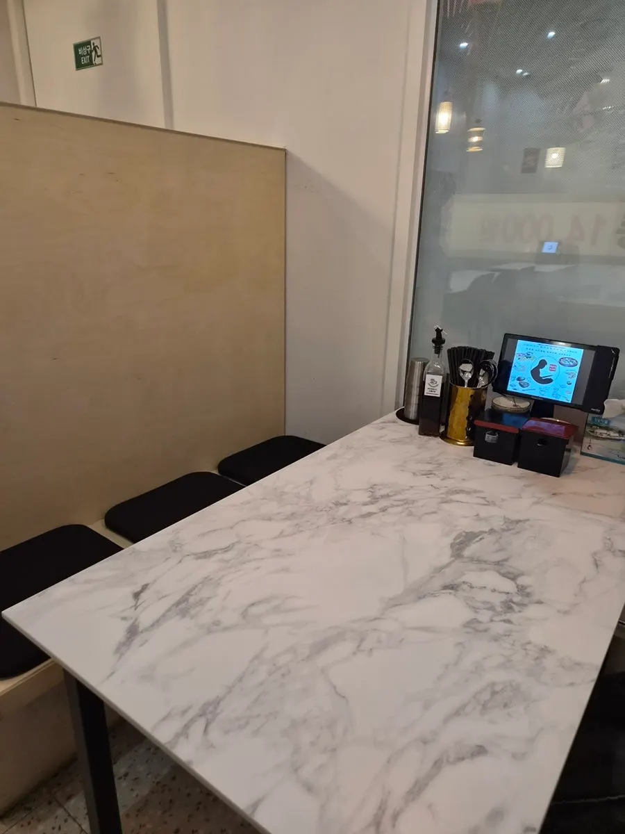 Entrance and interior of Choe Uyeong Sushiya Jongno Branch