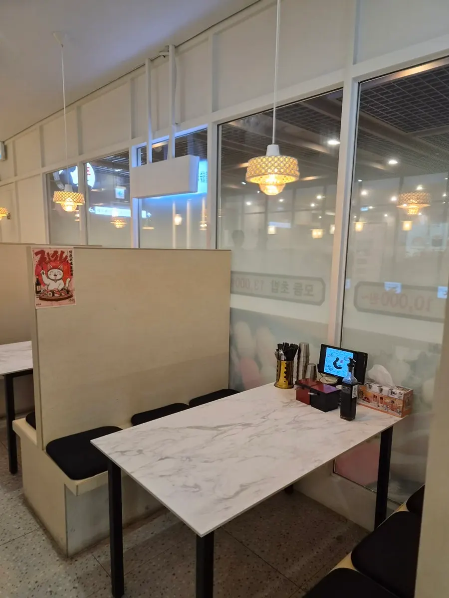 Group table seating at Choe Uyeong Sushiya Jongno Branch