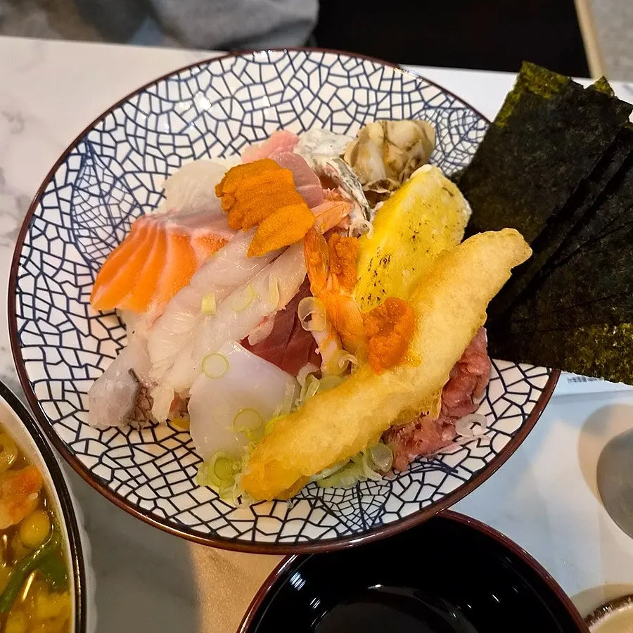 Special kaisendon topped with seafood