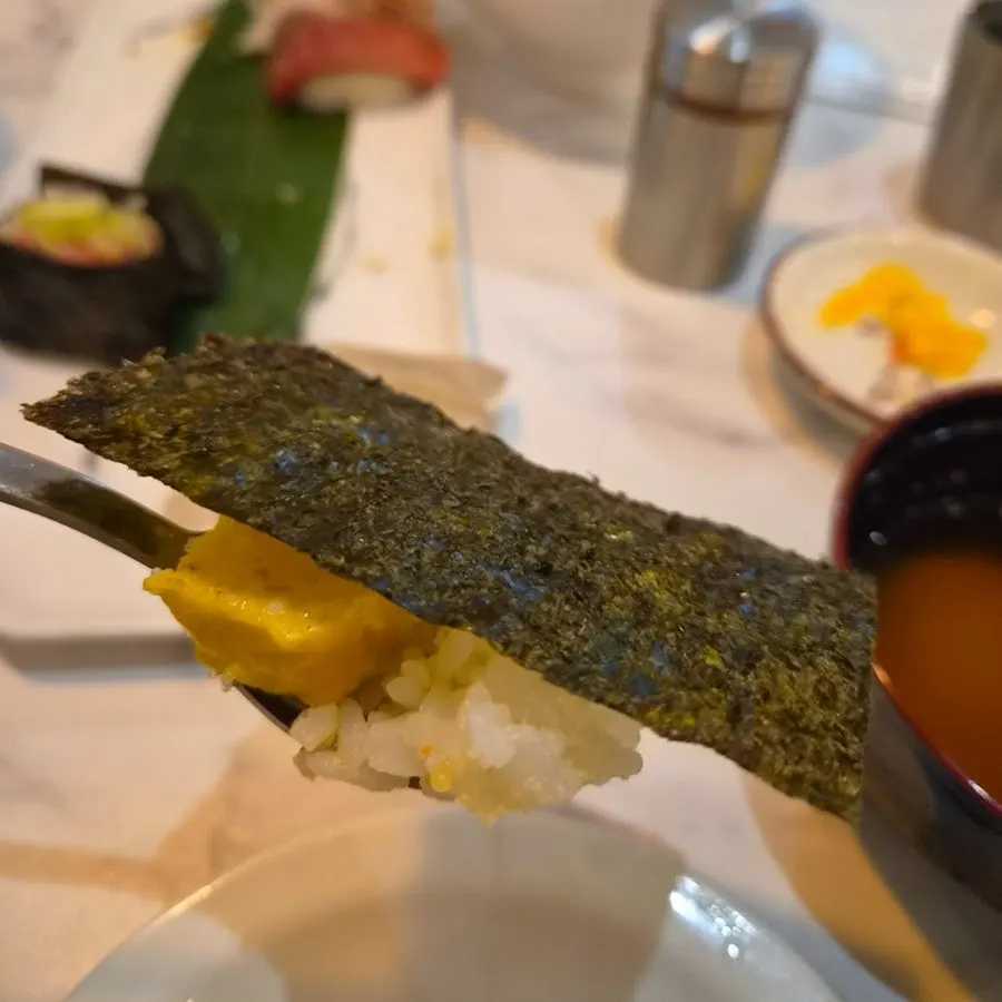 Mixing the special kaisendon with rice