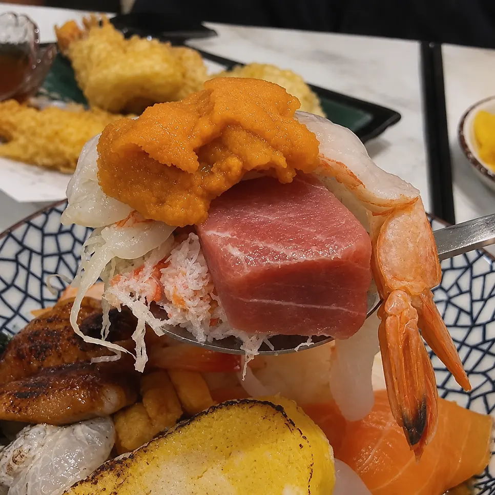 A spoonful of kaisendon scooped up high