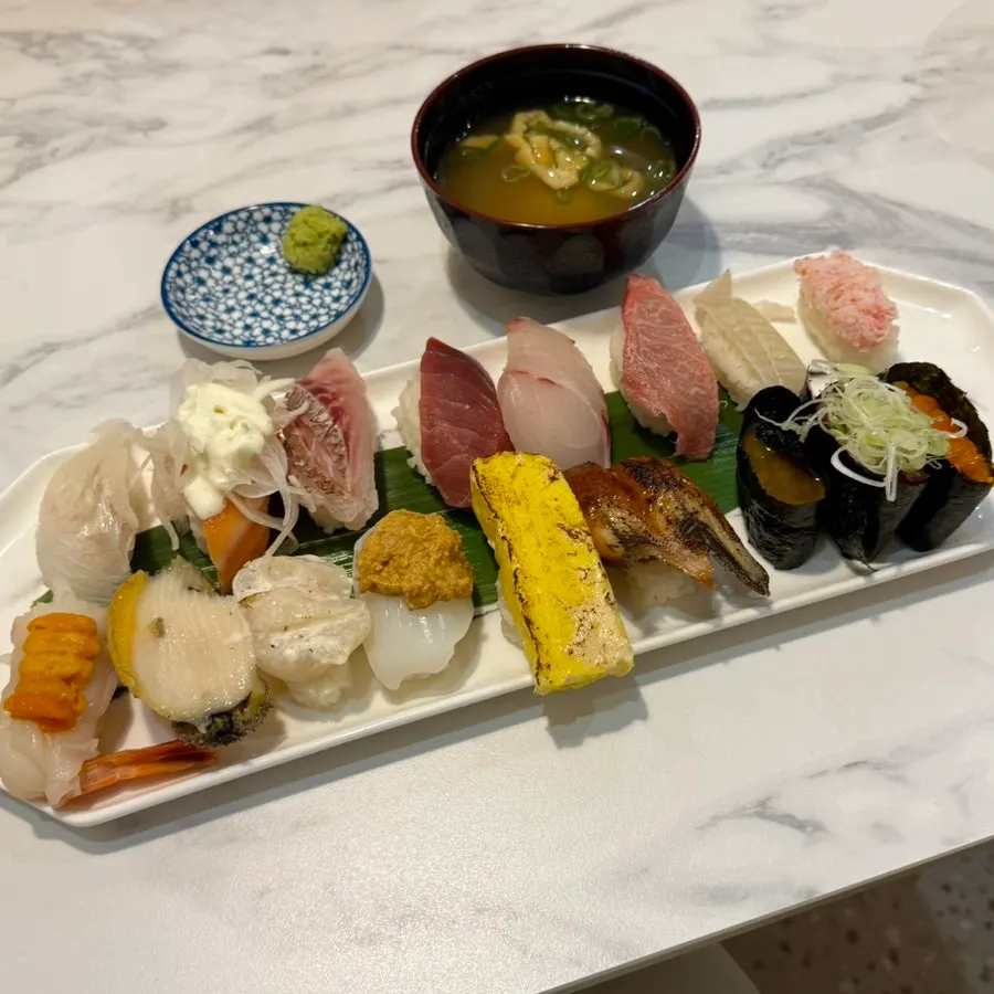 A bowl of kaisendon topped with thick sashimi cuts