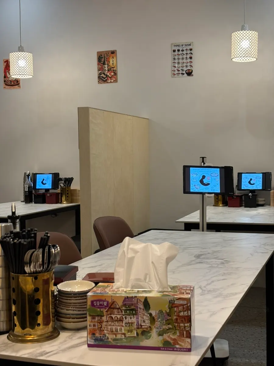 Partitioned 4-person table seating