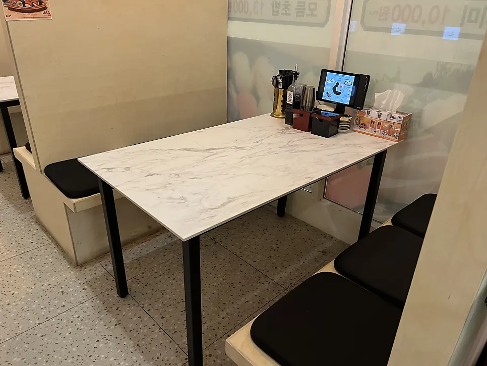 Interior of Choe Uyeong Sushiya Jongno Branch