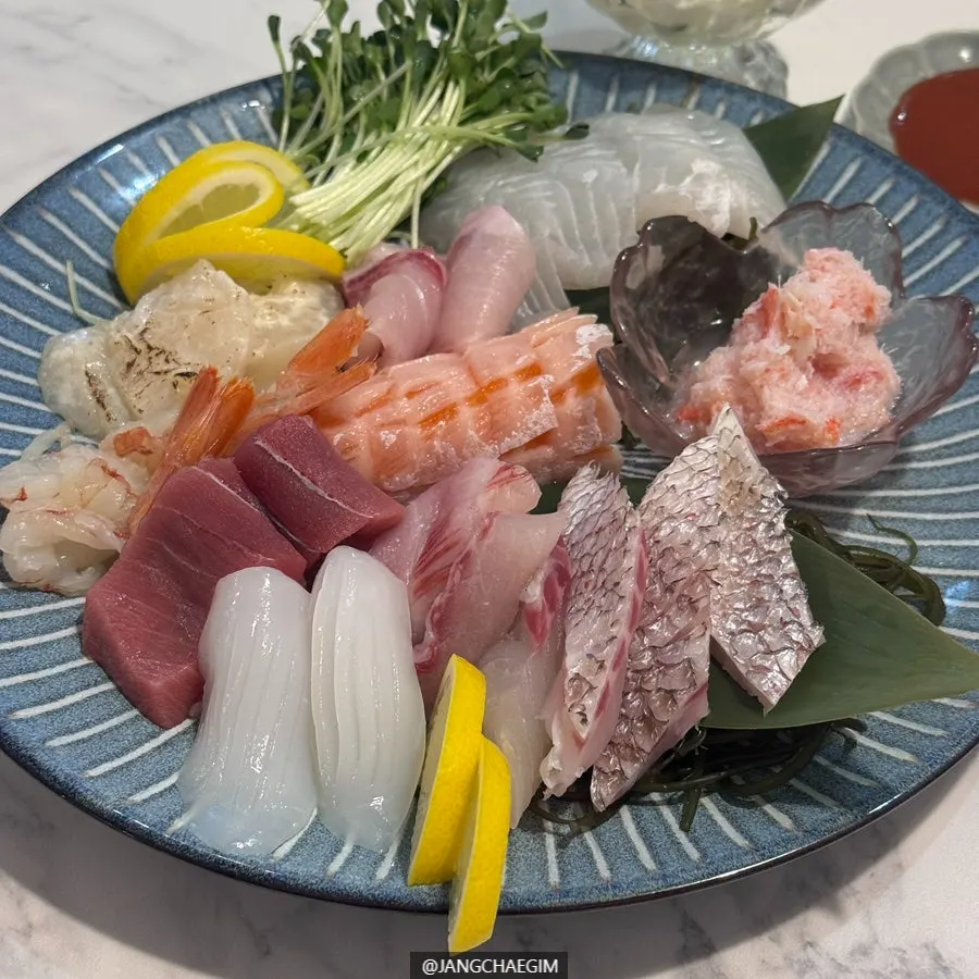 Close-up of a sushi plate at Choe Uyeong Sushiya Jongno Branch