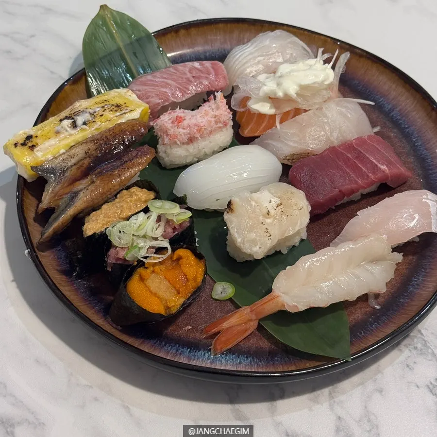 Photo of the sashimi lineup at Choe Uyeong Sushiya Jongno Branch