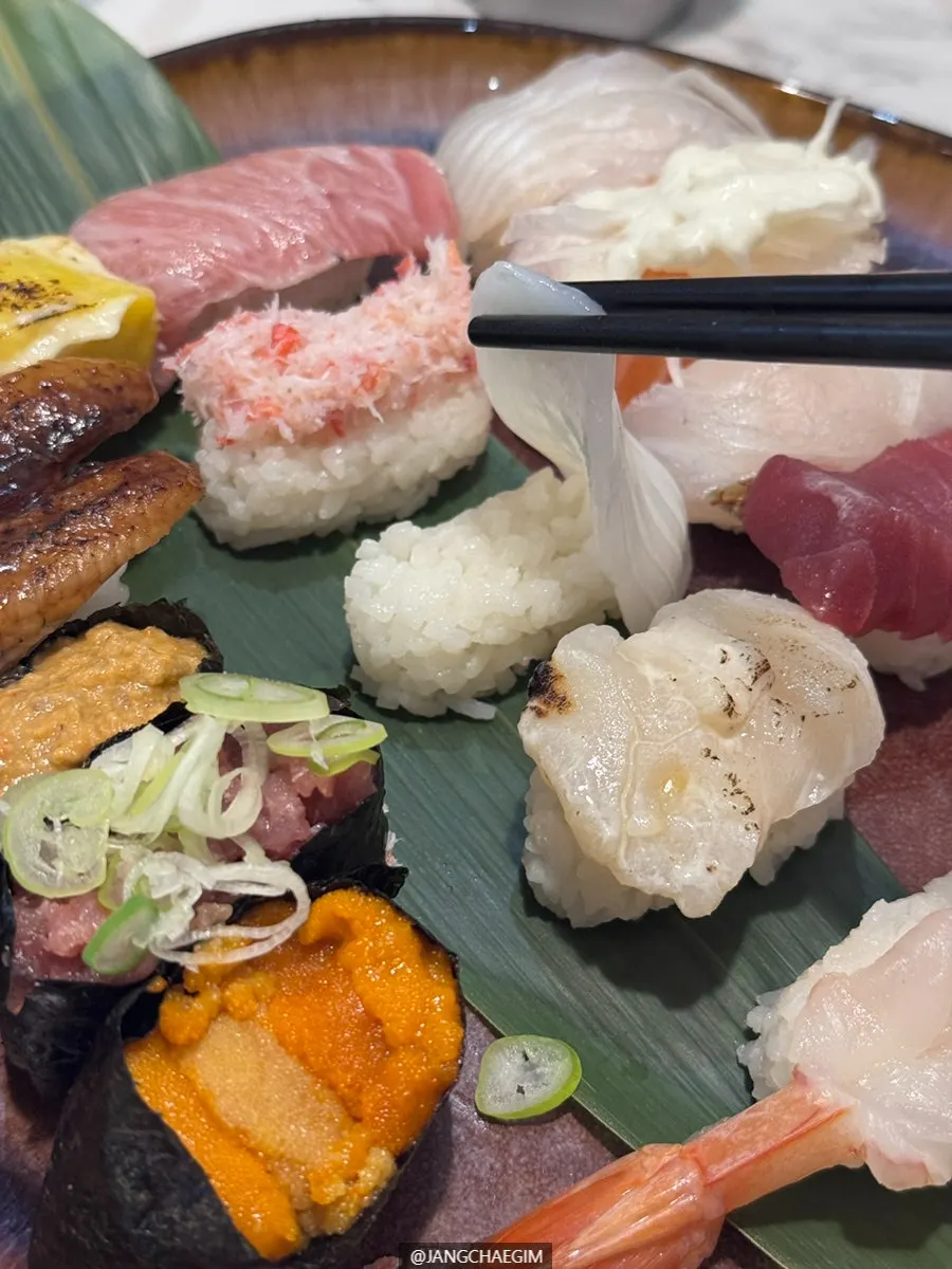 Plate of the 15-piece special sushi set