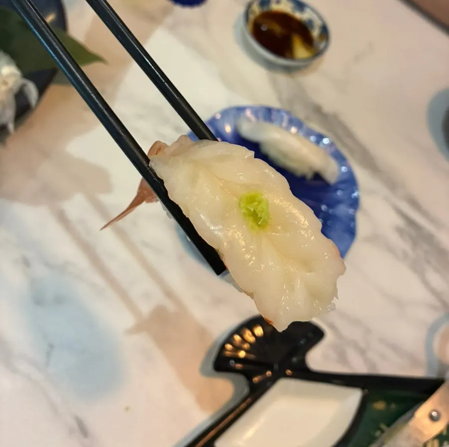 접시에 담긴 초밥 구성