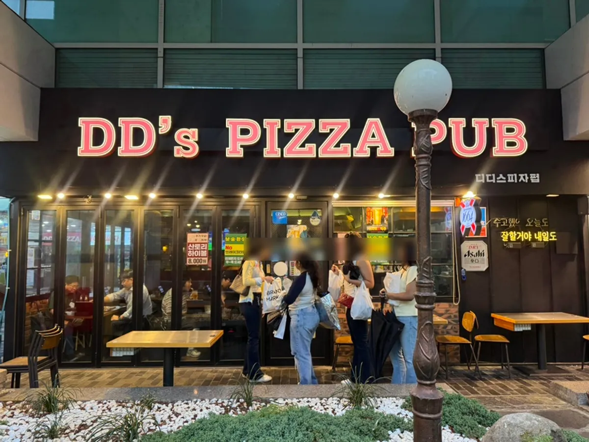 Pizza spread at Didi's Pizza Pub Jongno Main Branch