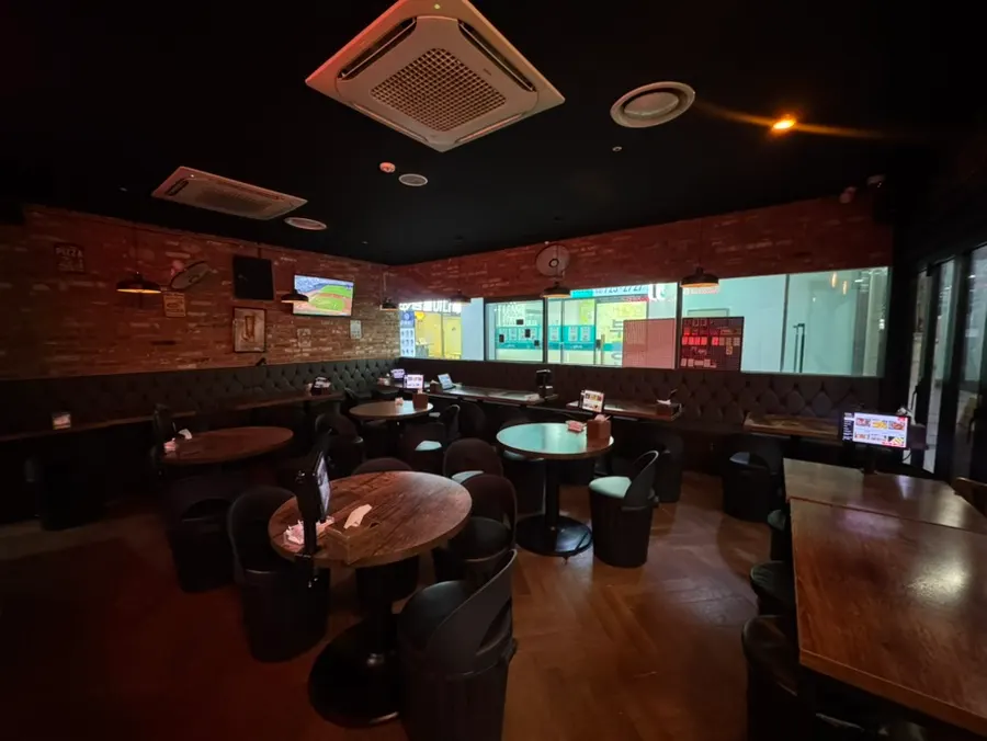 Overview of the annex seating at Didi's Pizza Pub