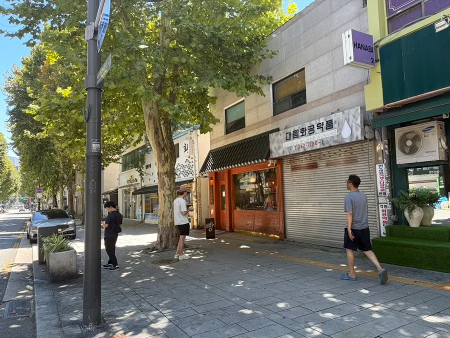 Entrance of Munhwa Bakery near Jongno 3-ga Station