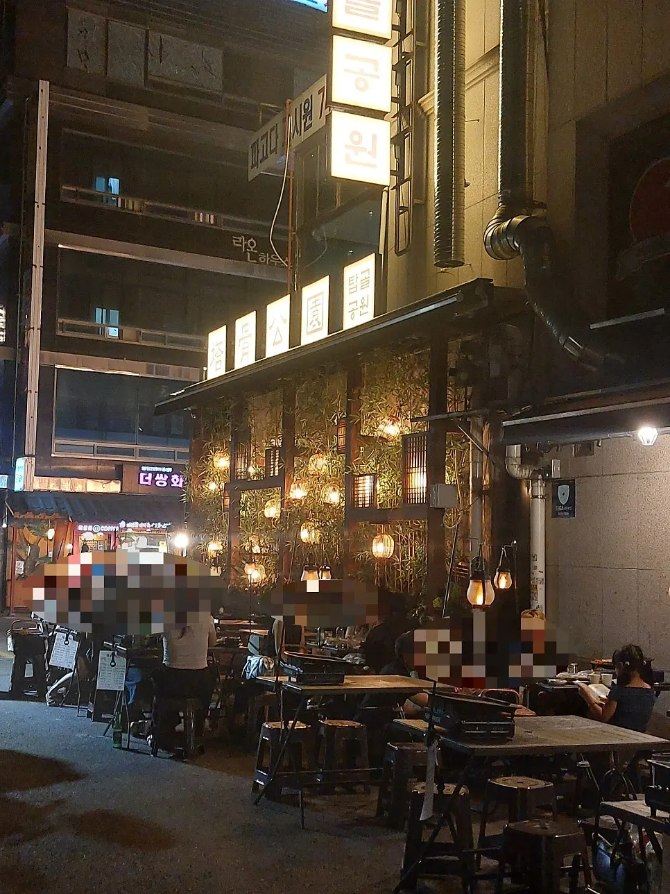 Entrance view of the outdoor seating at Tapgol Gongwon Jongno 3-ga Branch