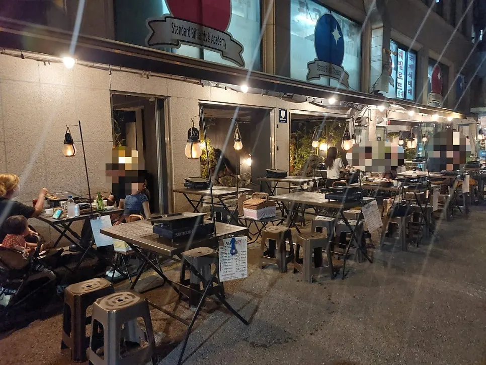 Outdoor tables lined up at Tapgol Gongwon Jongno 3-ga Branch