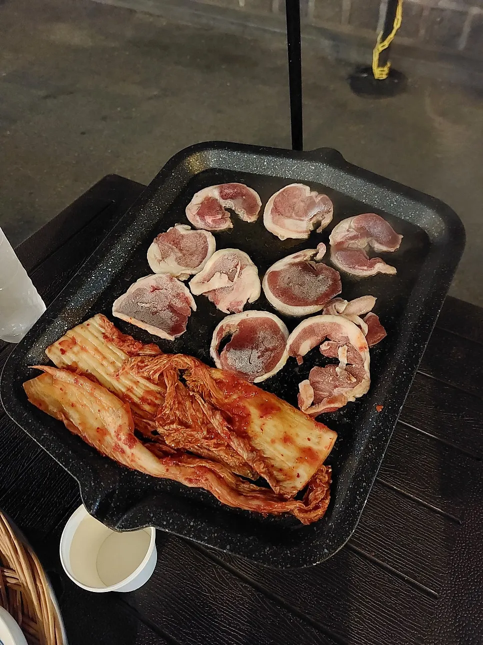 불판에 올리기 전 급냉 오리로스 접시
