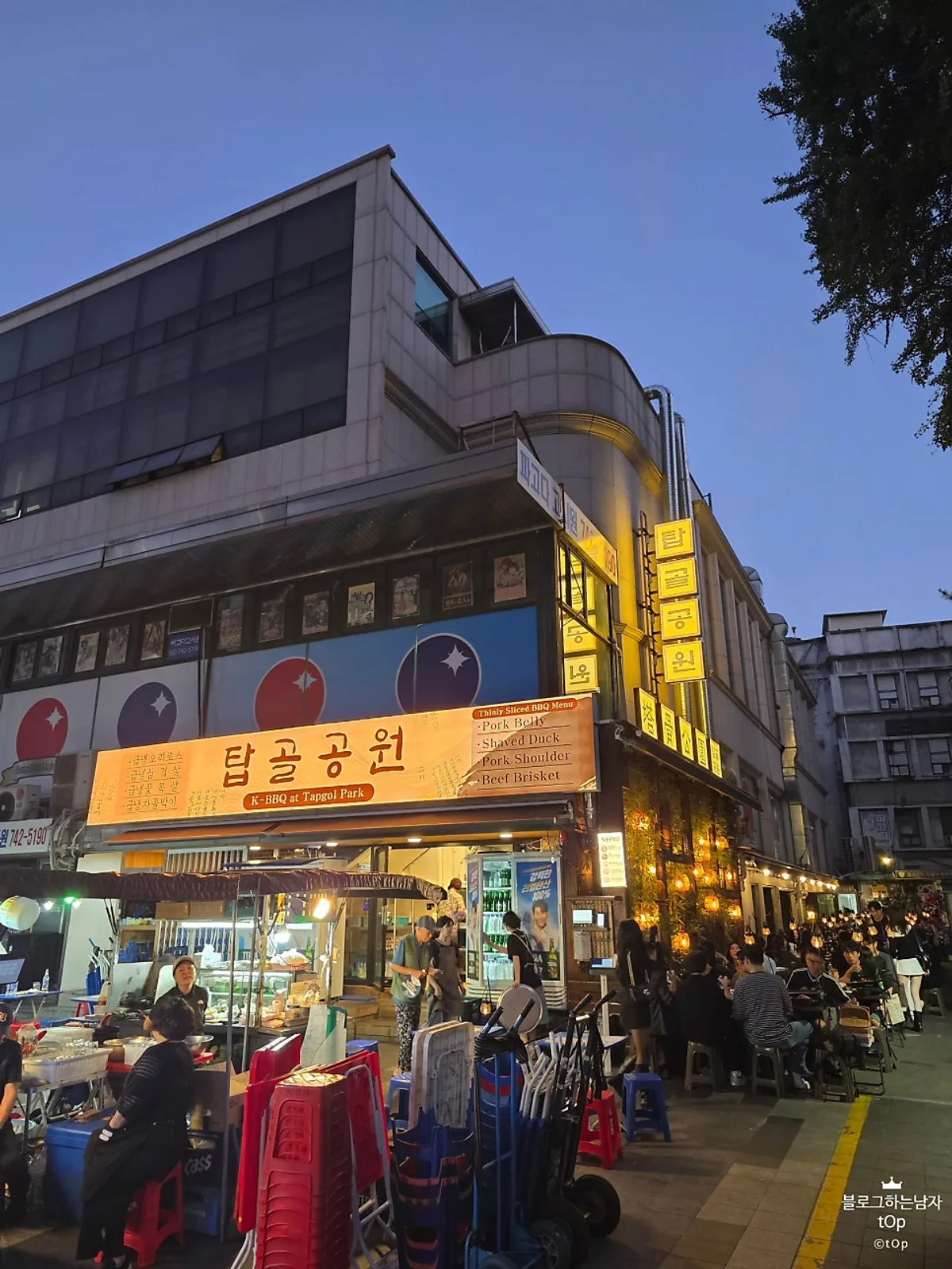 Night view of Tapgol Gongwon Jongno 3-ga Branch's outdoor tables