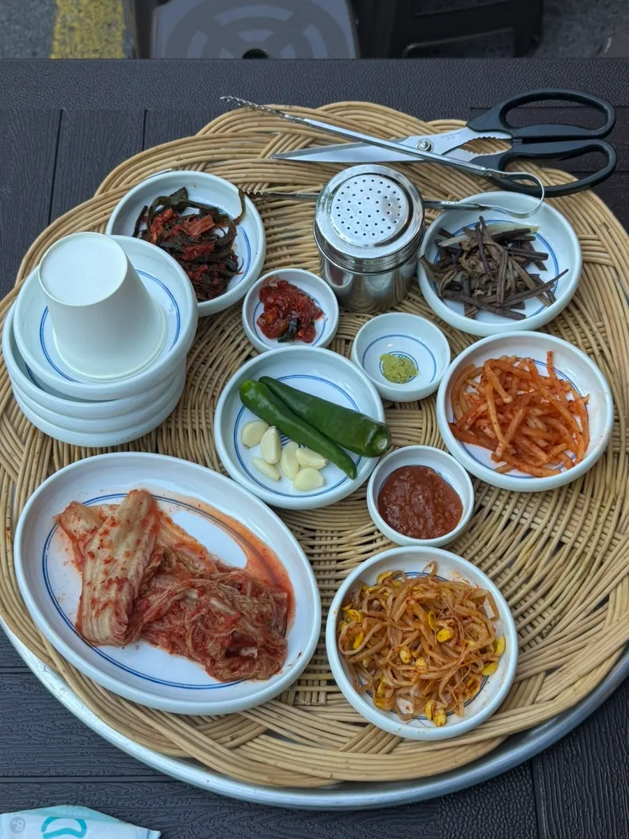 파김치와 오징어젓갈 등 밑반찬 접시