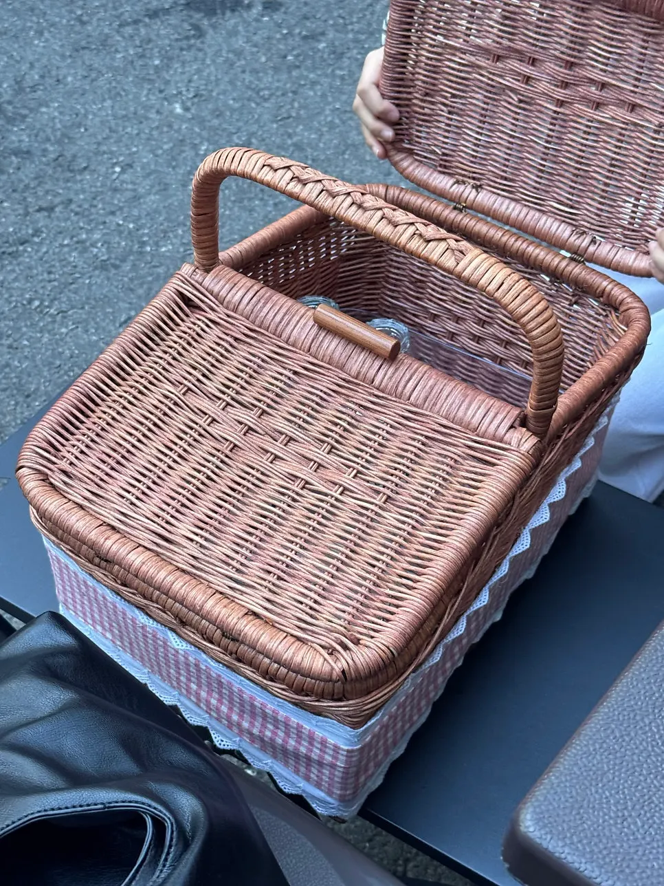 식기와 컵, 물티슈가 담긴 피크닉 바구니