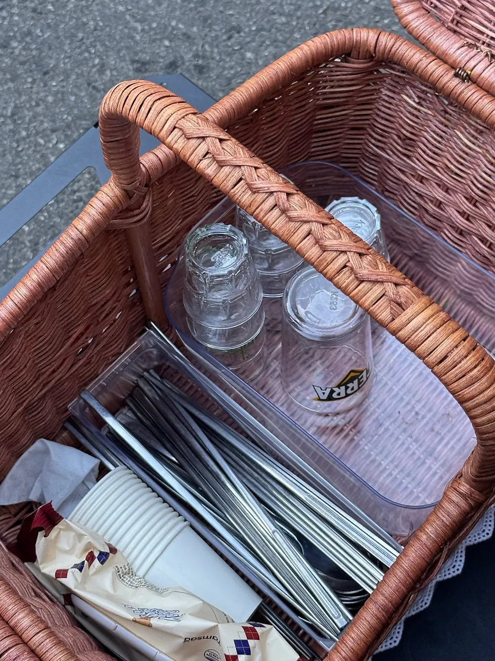 피크닉 바구니를 올려둔 야외 테이블