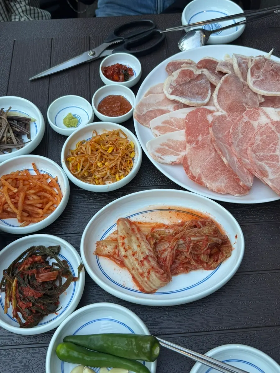 소주와 맥주가 놓인 야장 테이블