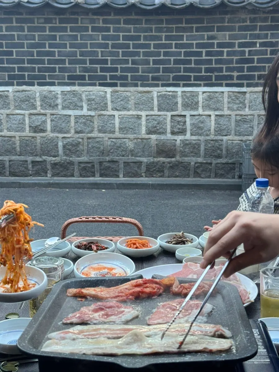 불판 위 삼겹살과 구운 김치