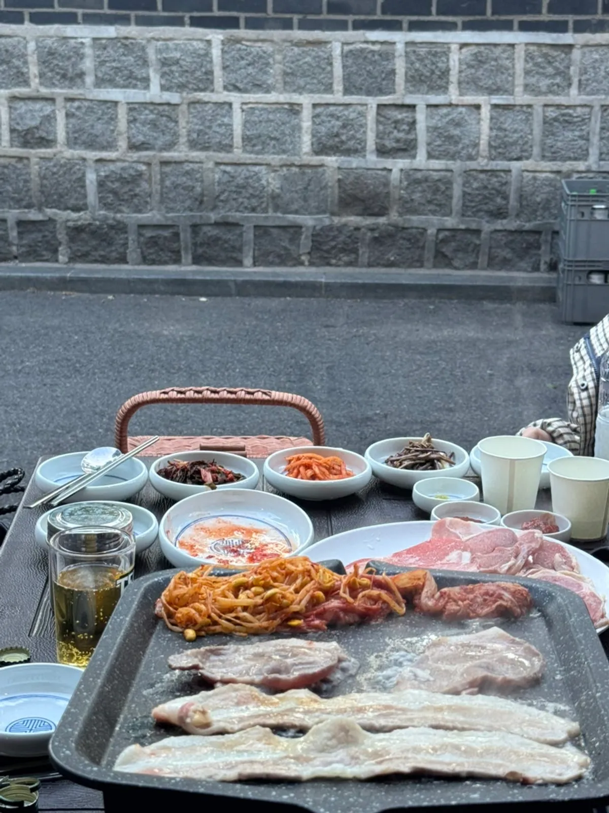 불판에 함께 구운 고사리나물과 냉삼