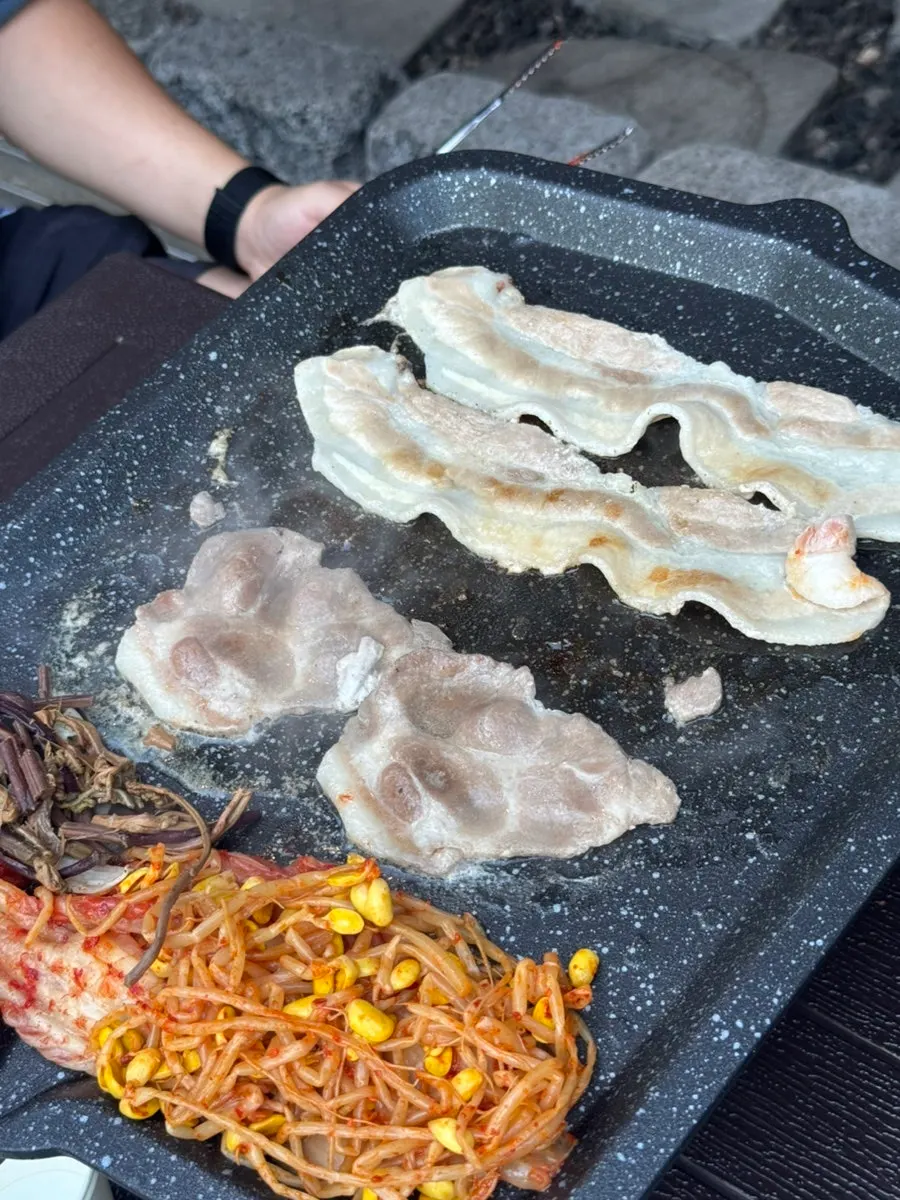 셀프바에서 담아온 오징어젓갈과 냉삼