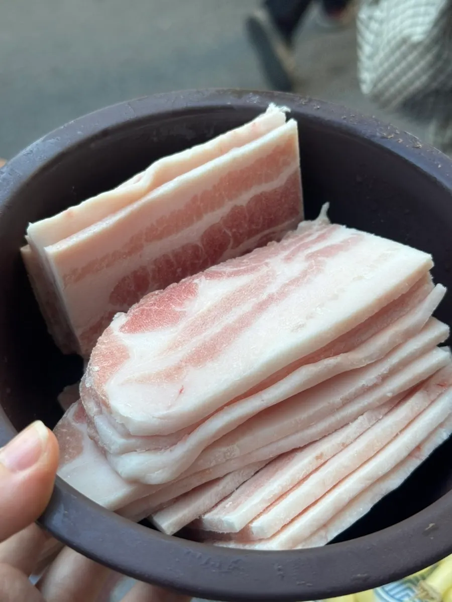 항아리에 담겨 나온 추가 급냉삼겹살 2인분