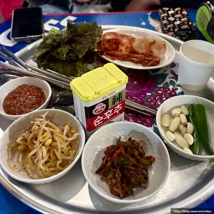 초원식당 야장 테이블 분위기