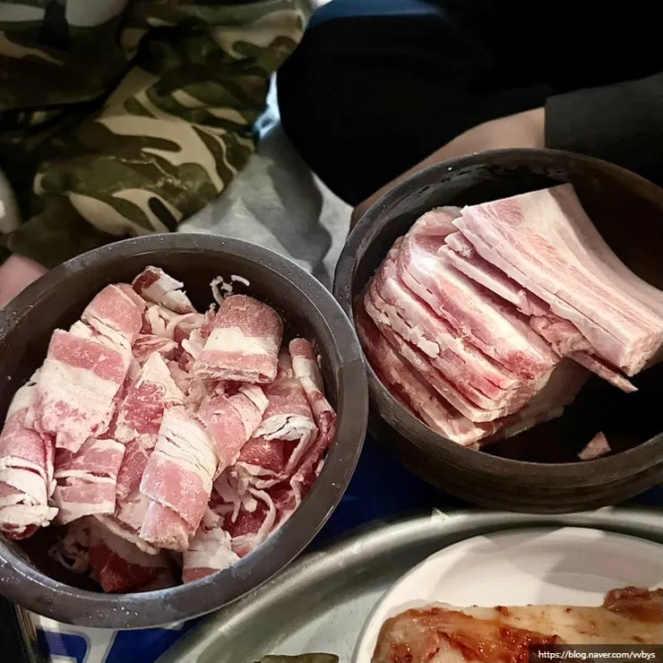 초원식당 불판 위 고기 굽는 모습