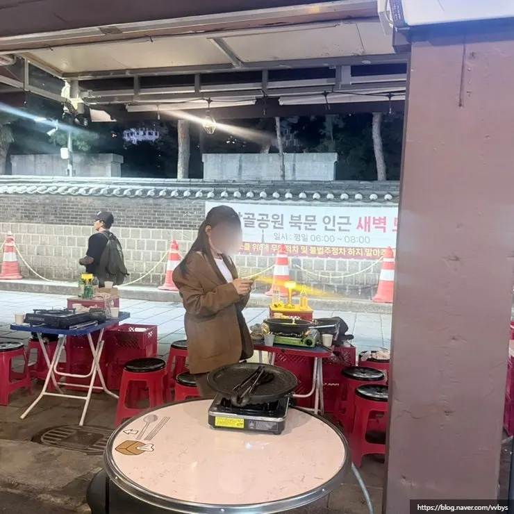 밖을 열어둔 초원식당 실내에서 본 바깥