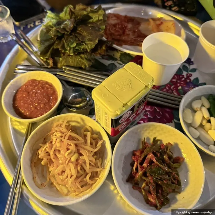 쟁반에 담겨 나온 초원식당 기본 반찬