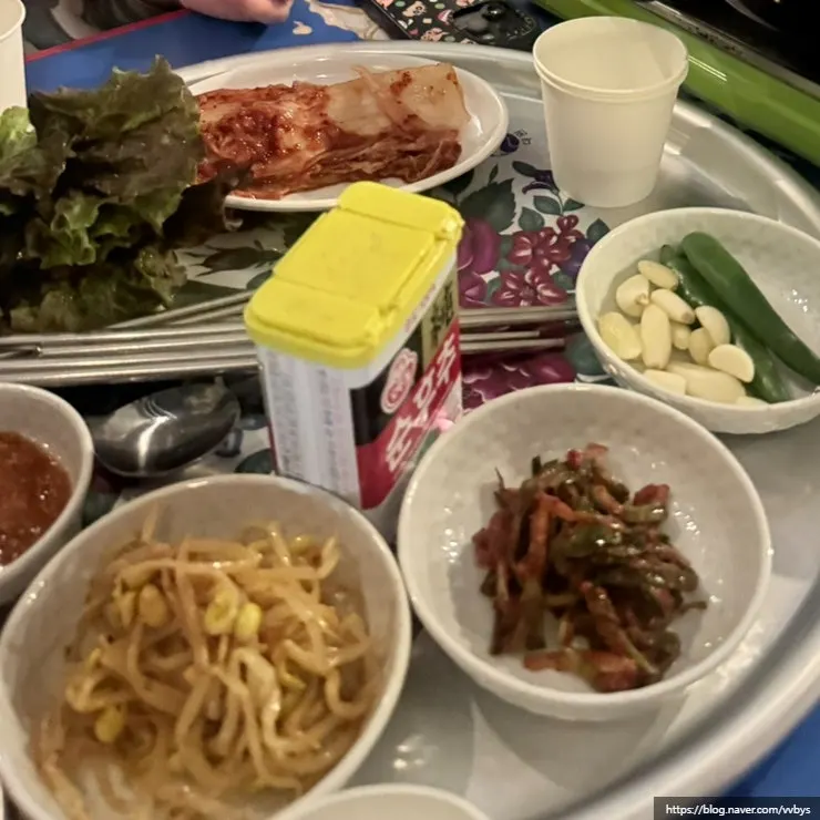 파김치와 콩나물 등 기본 반찬 접시