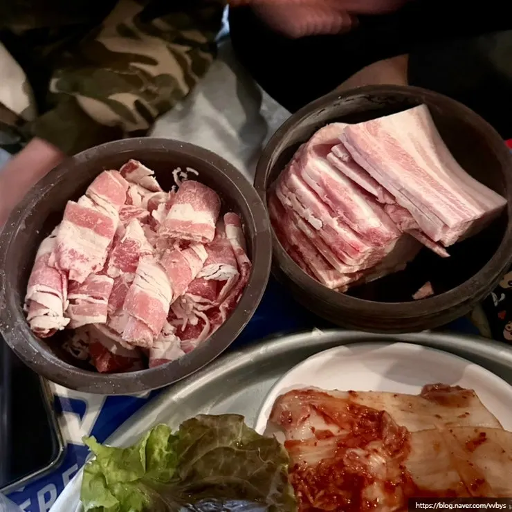 항아리에 담겨 나온 우삼겹과 냉삼