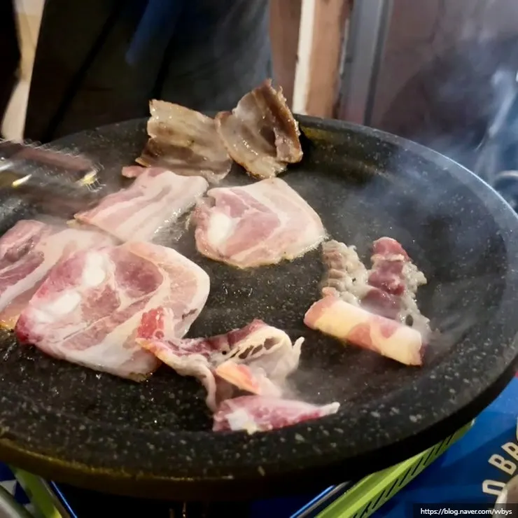 버너 불판에 올린 우삼겹