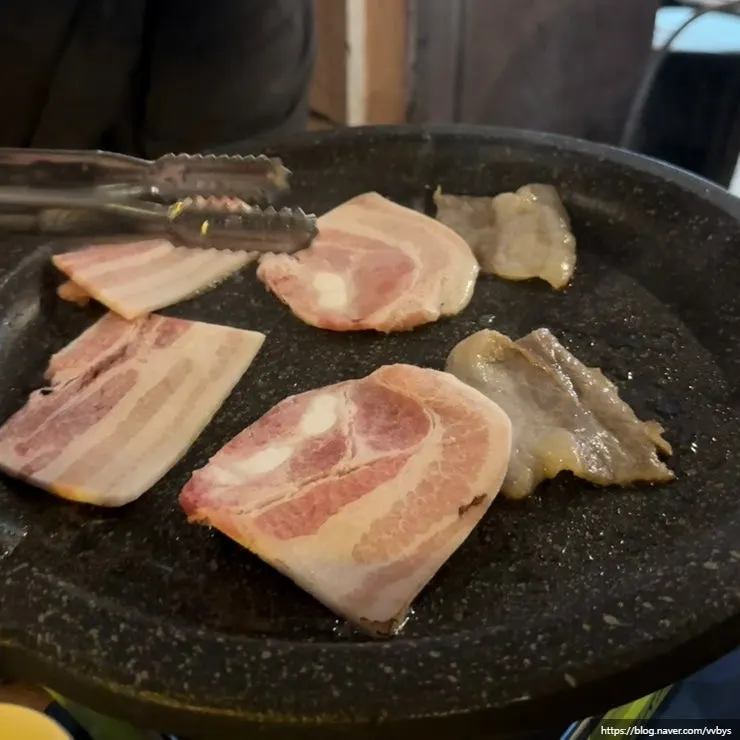 쌈장에 찍은 우삼겹 한 점
