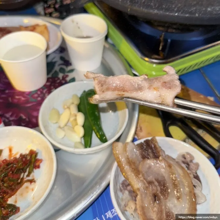 불판에서 굽는 얇은 냉동삼겹살