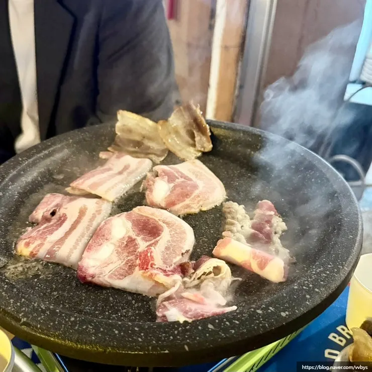 노릇하게 구워진 냉삼