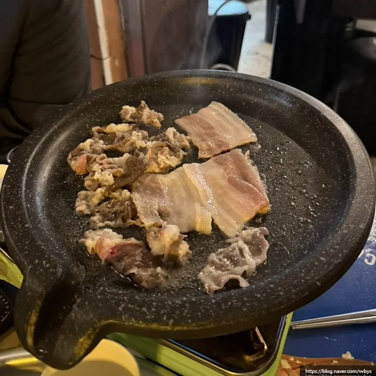 접시에 덜어놓은 냉삼과 우삼겹