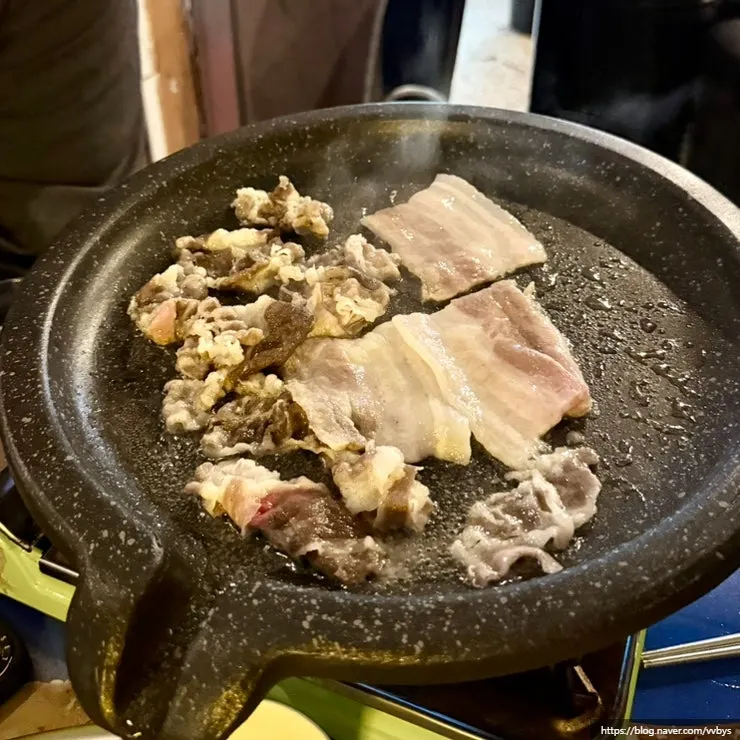 야장 테이블에 놓인 고기 접시와 술잔