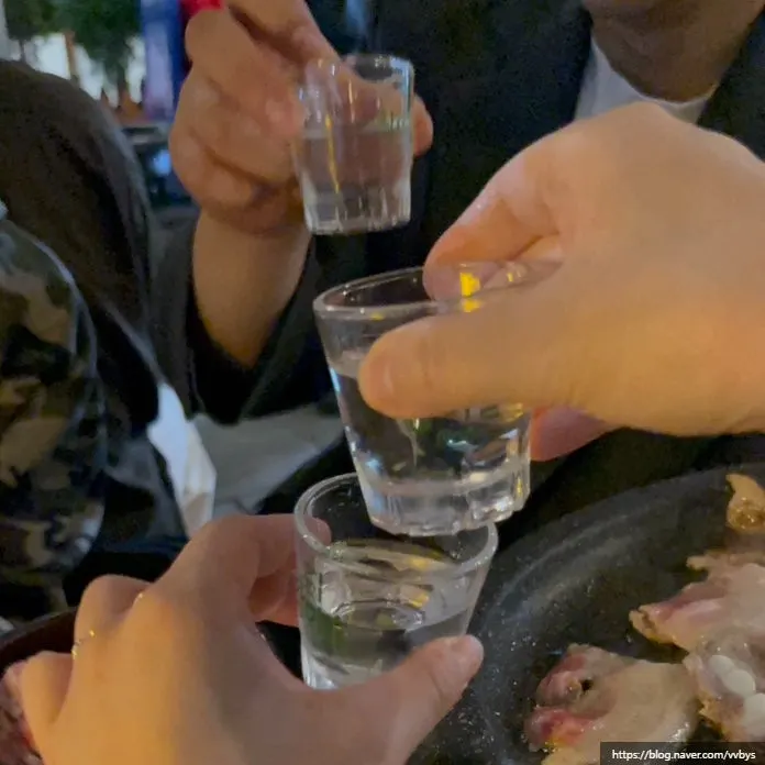 소주잔과 고기가 놓인 야장 테이블