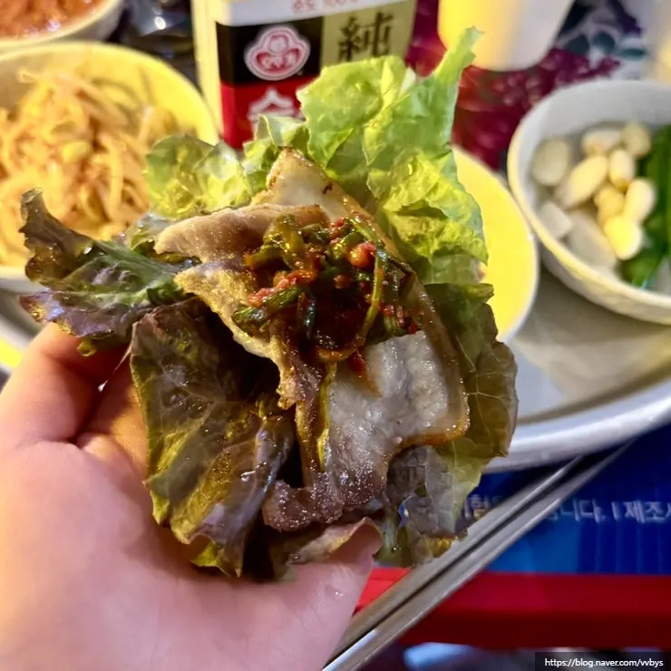 쌈채소에 냉삼과 파김치 올린 쌈