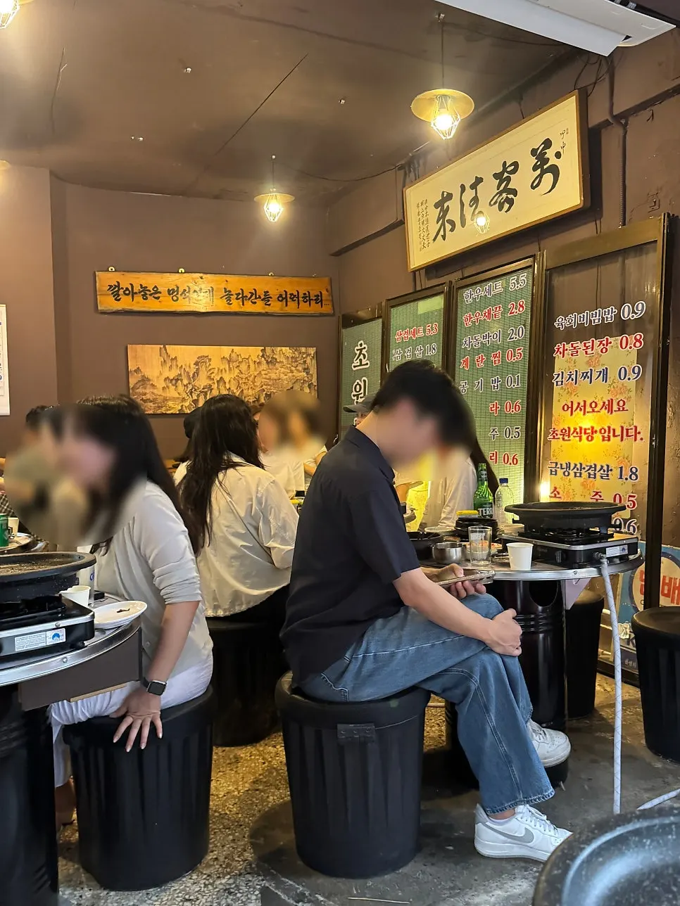 Entrance and waiting line at Chowon Restaurant in Jongno 3-ga