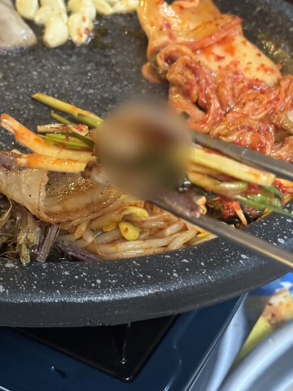 Naengsam and drinks laid out at Chowon Restaurant's outdoor table