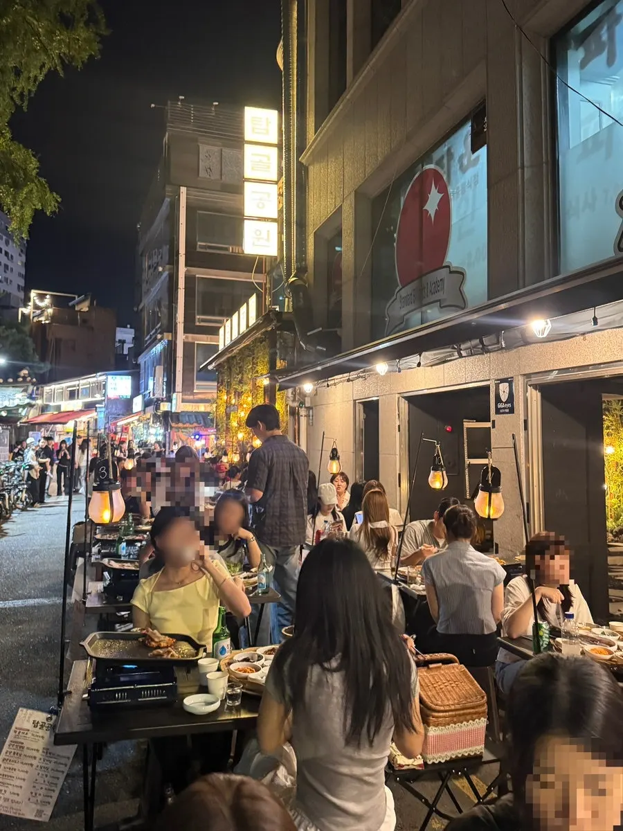 Outdoor seating at Tapgol Gongwon Jongno 3-ga Branch