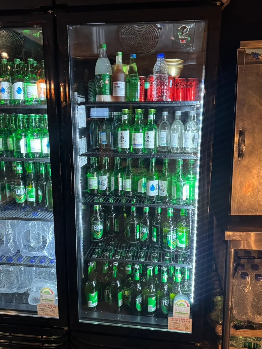Side dishes and drinks at the self-serve bar