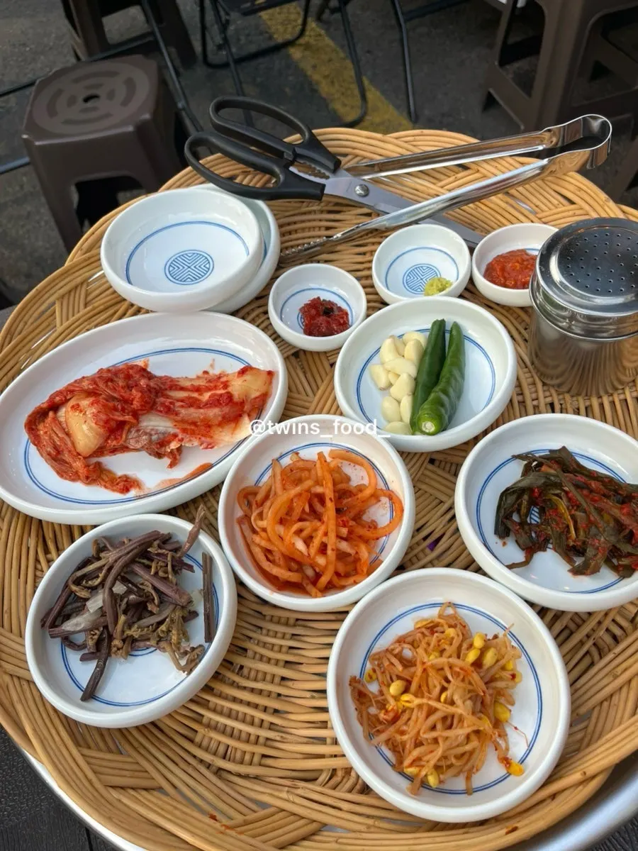 Picnic basket holding soju glasses and utensils